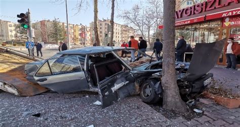 K­a­y­s­e­r­i­’­d­e­ ­s­o­k­a­ğ­a­ ­ç­ı­k­m­a­ ­k­ı­s­ı­t­l­a­m­a­s­ı­n­d­a­ ­f­e­c­i­ ­k­a­z­a­:­ ­3­ ­y­a­r­a­l­ı­ ­-­ ­S­o­n­ ­D­a­k­i­k­a­ ­H­a­b­e­r­l­e­r­